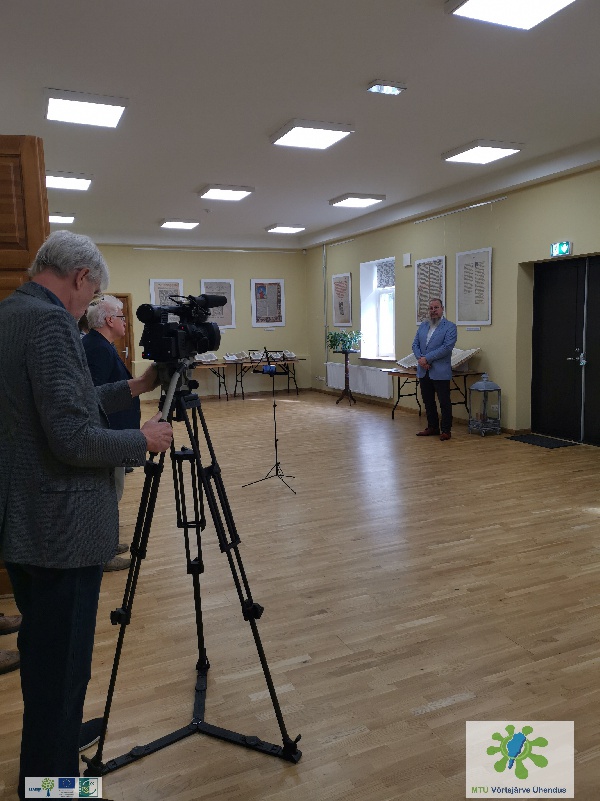 Eesti piibliseltsi näituse avamisel Rõngu Rahvamajas, videoülekande tegemine