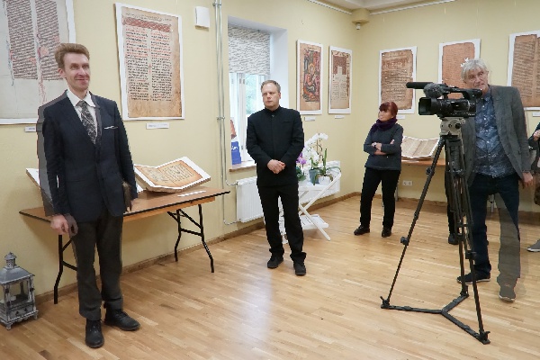 Piiblinäituse avamisel õpetaja Vallo Ehasalu